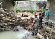 Babinsa Koramil 05/Serbelawan Dan Warga Kompak Bersihkan Sungai, Cegah Banjir Sejak Dini.