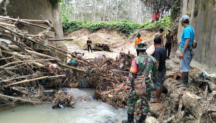Babinsa Koramil 05/Serbelawan Dan Warga Kompak Bersihkan Sungai, Cegah Banjir Sejak Dini.