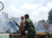 Babinsa Sigap Bersama Damkar Dan Warga Padamkan Kebakaran Rumah Di Jorlang Hataran.