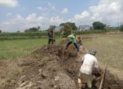 Sambut Musim Tanam, Babinsa Dan Petani Siantar Selatan Gotong Royong Bersihkan Irigasi.