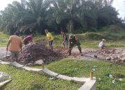 Babinsa Dan Warga Kompak Gotong Royong Perbaiki Jalan Berlubang Di Nagori Marubun Jaya