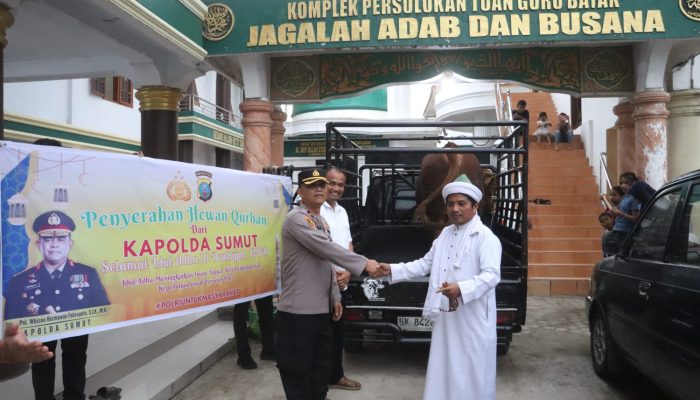 Kapolda Sumut Serahkan Sapi Kurban 600 Kg ke Persulukan Serambi Babussalam Simalungun, TGB: Jadikan Idul Adha Momentum Perkuat Persatuan Bangsa