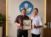 Pemberian Karikatur Perjalanan Karier Edward Simarmata: Bentuk Penghormatan Menjelang Purna Tugas, KPKM RI Apresiasi Dedikasi Dunia Pendidikan