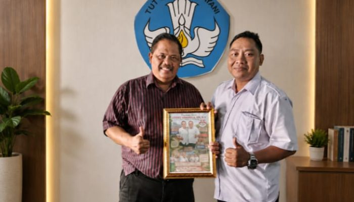 Pemberian Karikatur Perjalanan Karier Edward Simarmata: Bentuk Penghormatan Menjelang Purna Tugas, KPKM RI Apresiasi Dedikasi Dunia Pendidikan