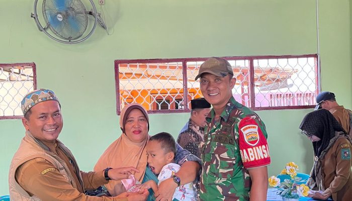 Sentuhan Humanis Babinsa di Tengah Warga, Penyaluran BLT di Nagori Karang Sari Berlangsung Aman dan Penuh Kepedulian