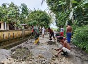 Babinsa Koramil 05/Serbelawan dan Warga Kahean Bersatu Atasi Jalan Tergenang Air Lewat Gotong Royong
