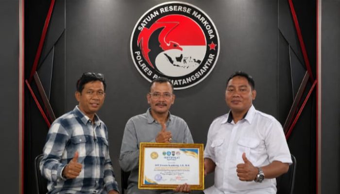 KPKM-RI Berikan Penghargaan kepada Kasat Narkoba AKP Irwanta Sembiring atas Keberhasilan Mengungkap Kasus Sabu 1 Kilogram Di Pematangsiantar