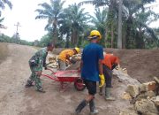 Babinsa dan Warga Bersatu Bangun Pondasi Jalan, Wujud Nyata Semangat Gotong Royong di Nagori Palianopat