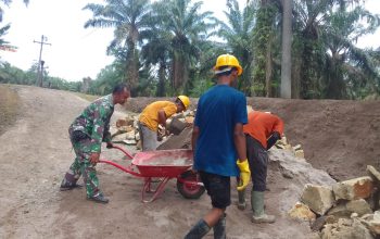 Babinsa dan Warga Bersatu Bangun Pondasi Jalan, Wujud Nyata Semangat Gotong Royong di Nagori Palianopat