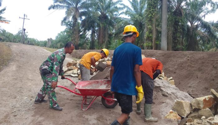 Babinsa dan Warga Bersatu Bangun Pondasi Jalan, Wujud Nyata Semangat Gotong Royong di Nagori Palianopat