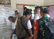 Babinsa Parapat Dampingi Bulog, Pastikan Bantuan Pangan Tersalurkan Tepat Sasaran