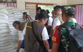Babinsa Parapat Dampingi Bulog, Pastikan Bantuan Pangan Tersalurkan Tepat Sasaran