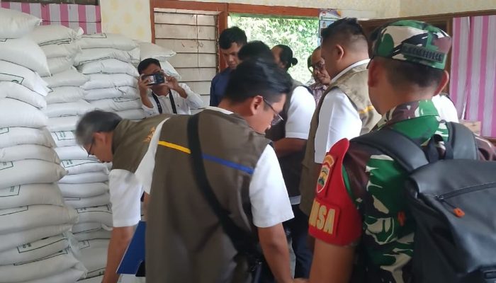 Babinsa Parapat Dampingi Bulog, Pastikan Bantuan Pangan Tersalurkan Tepat Sasaran