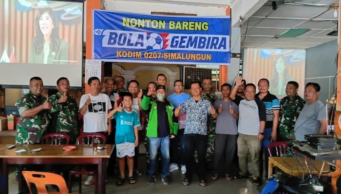 Nobar Kebangsaan Penuh Keakraban, TNI dan Warga Siantar Timur Saksikan Kemenangan USA Atas Paraguay