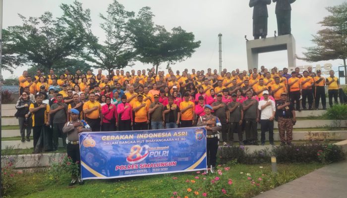 TNI-Polri Bersatu Jaga Keindahan Danau Toba, Gerakan Indonesia Asri Warnai HUT Bhayangkara ke-80 di Pantai Bebas Parapat