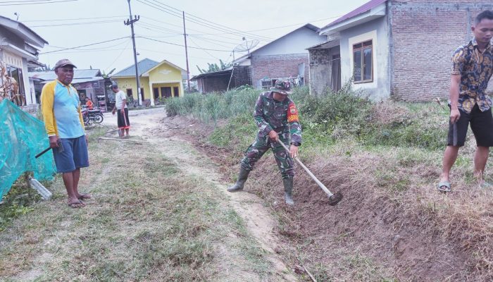 Babinsa dan Warga Dusun V Bagot Ingul Bersatu Bersihkan Lingkungan, Wujudkan Nagori yang Bersih dan Sehat
