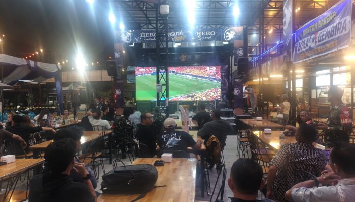 Semangat Sepak Bola Satukan TNI dan Masyarakat, Nobar Piala Dunia 2026 Berlangsung Meriah di Siantar