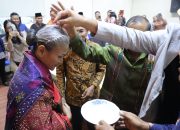 Kapolres PematangSiantar Terima Ulos Kehormatan Dari Pomparan Toga Pandiangan Se-Dunia Sebagai Simbol Doa Dan Dukungan Dalam Menjalankan Tugas Negara