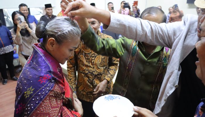 Kapolres PematangSiantar Terima Ulos Kehormatan Dari Pomparan Toga Pandiangan Se-Dunia Sebagai Simbol Doa Dan Dukungan Dalam Menjalankan Tugas Negara