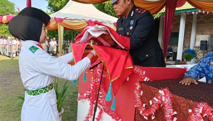 Merah Putih Diturunkan dengan Khidmat, Polsek Bandar Huluan Pastikan Upacara HUT RI ke-81 Berlangsung Aman